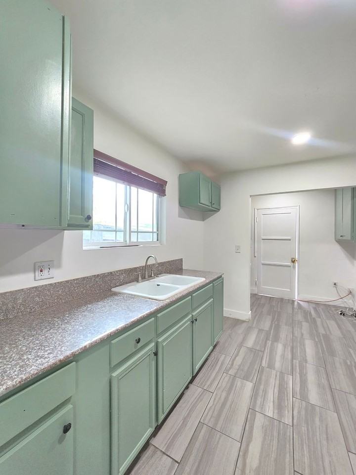 8154 Potter Ave - Photo 3 of 18