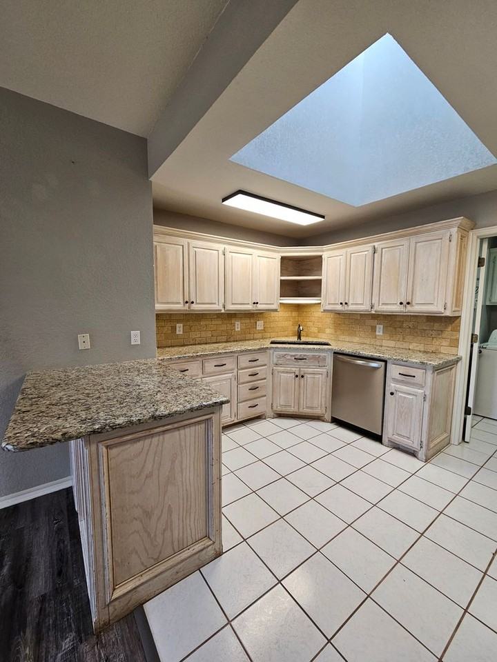 2825 Astor Dr - Photo 6 of 24