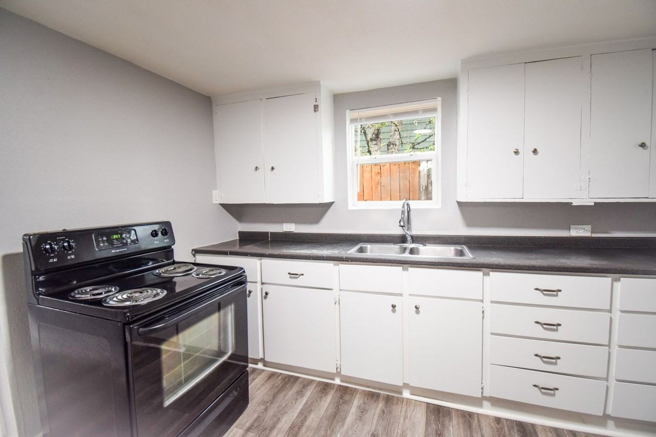 9932 N Leonard St - Photo 2 of 15