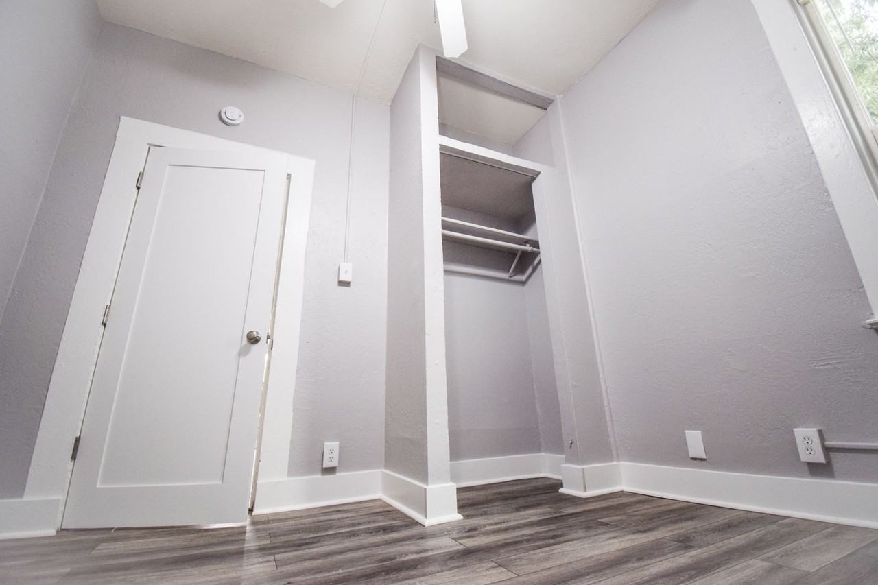 9932 N Leonard St - Photo 3 of 15