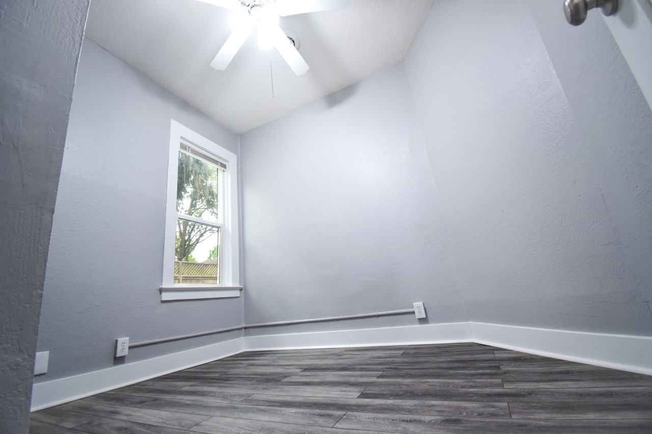 9932 N Leonard St - Photo 4 of 15