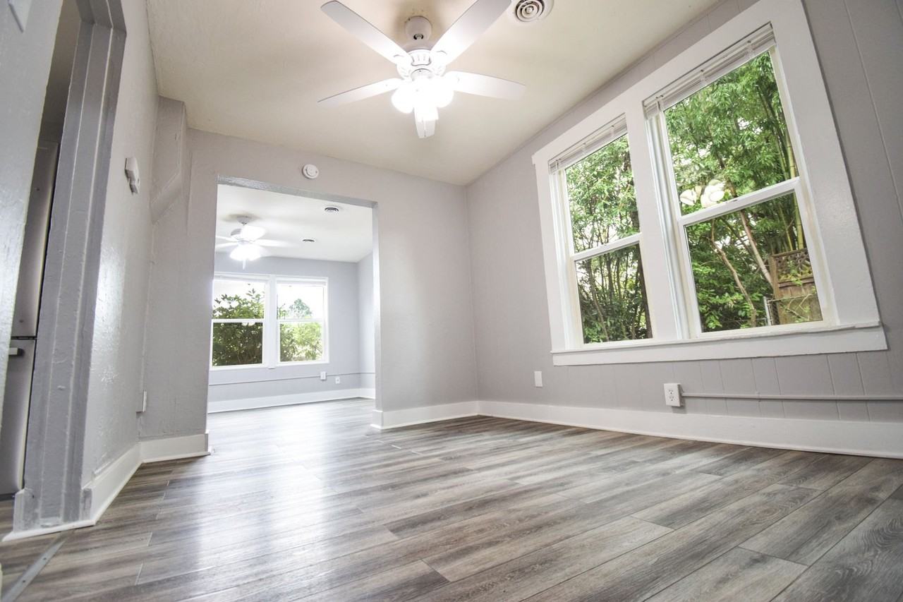 9932 N Leonard St - Photo 5 of 15