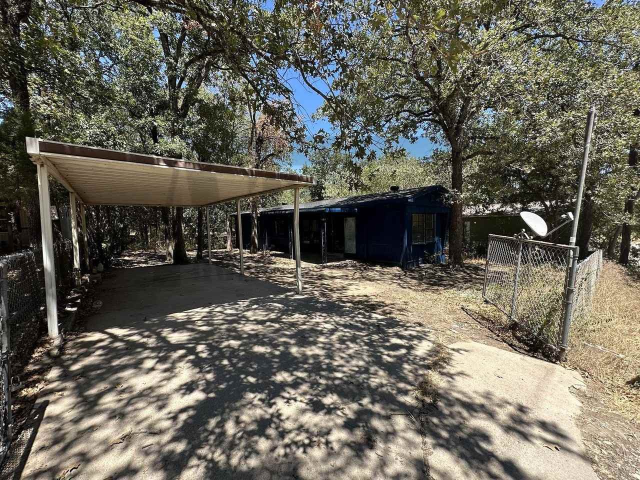 636 Lakeshore Dr - Photo 2 of 13