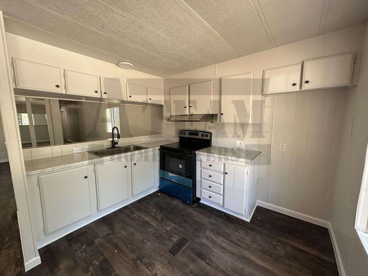 636 Lakeshore Dr - Photo 5 of 13