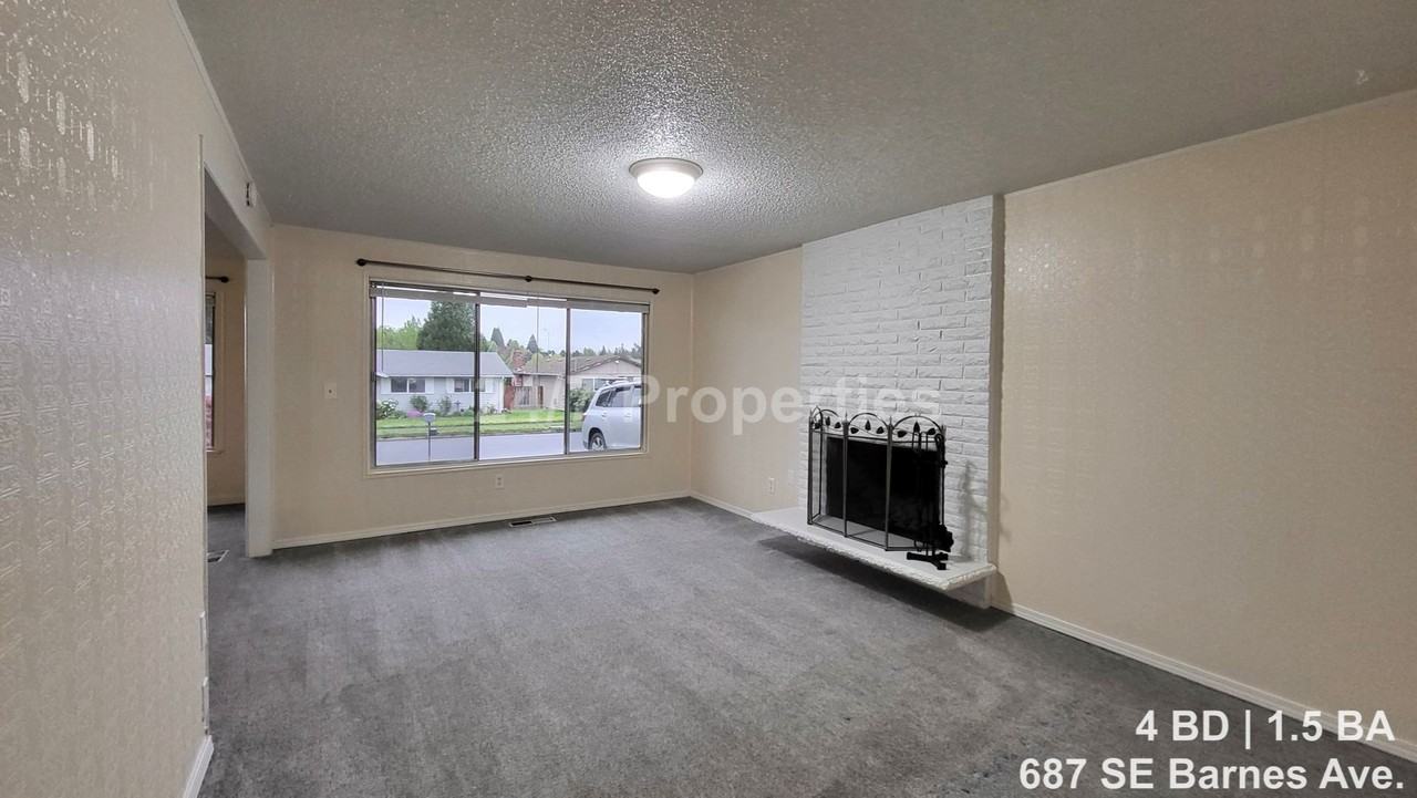 687 Se Barnes Ave - Photo 5 of 18