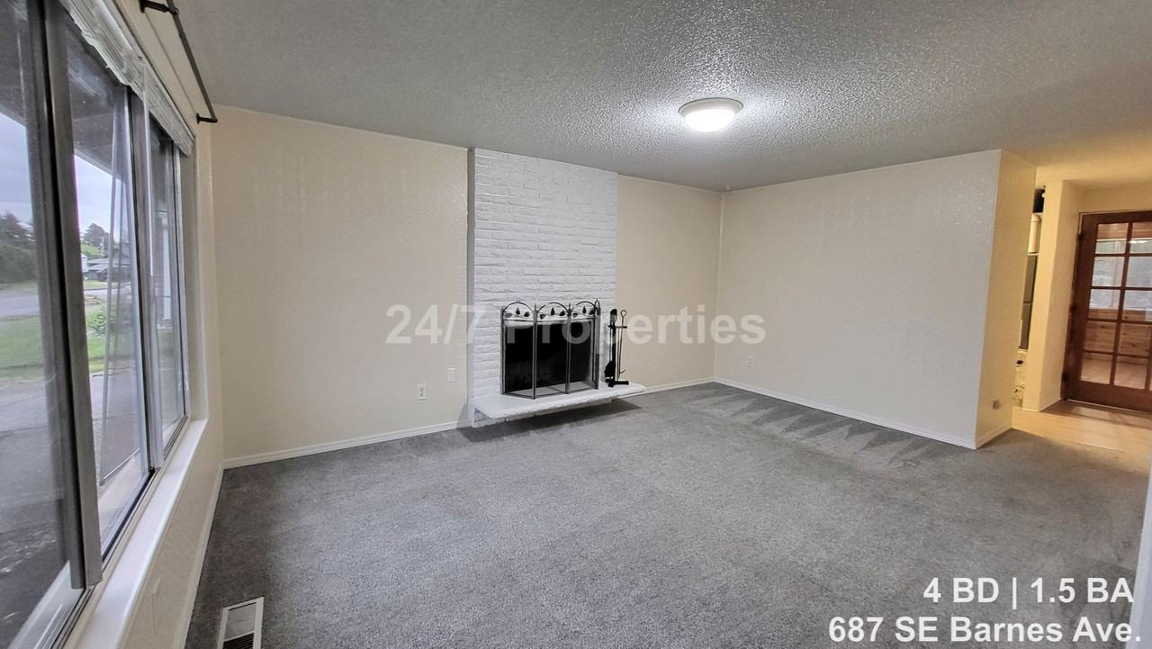 687 Se Barnes Ave - Photo 6 of 18