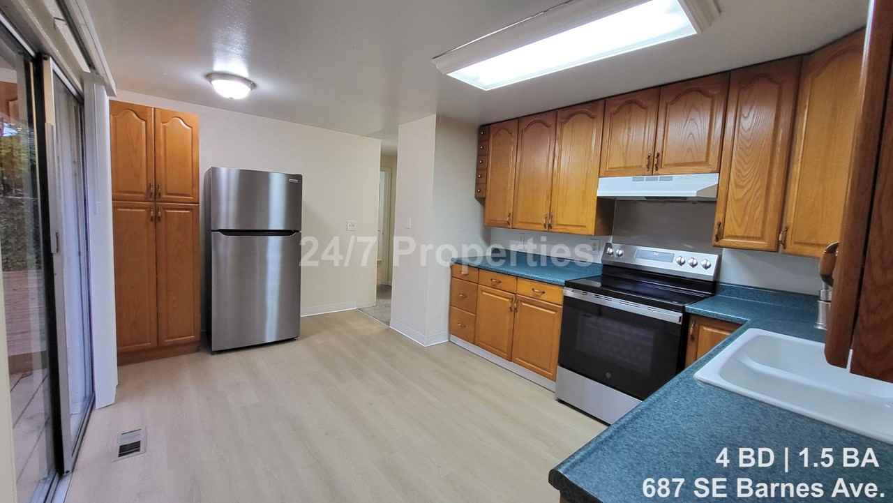 687 Se Barnes Ave - Photo 7 of 18