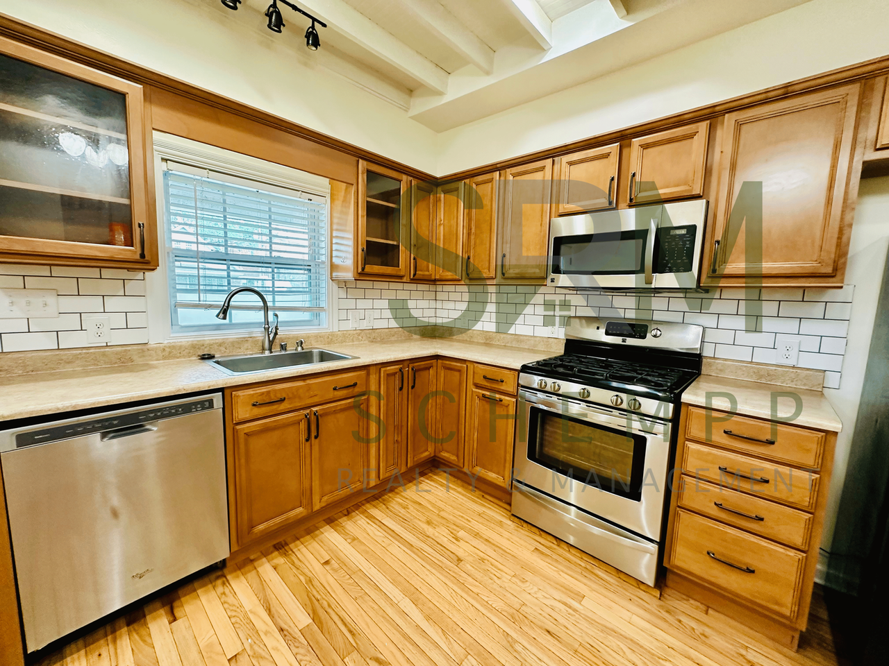 570 Lilly Ave - Photo 5 of 19