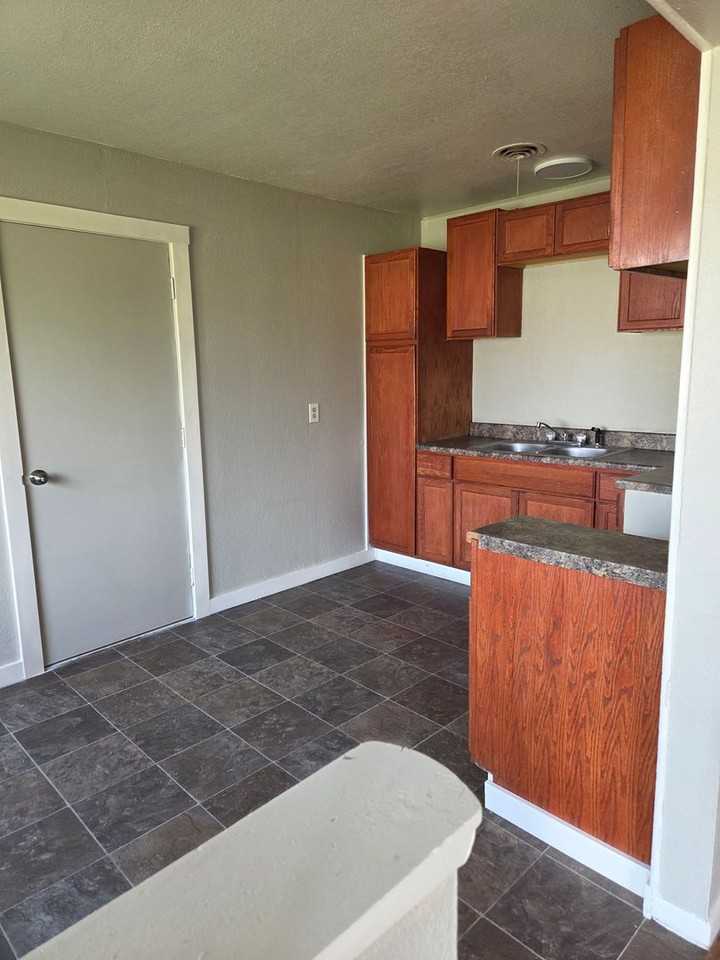 1505 Adams St - Photo 3 of 13