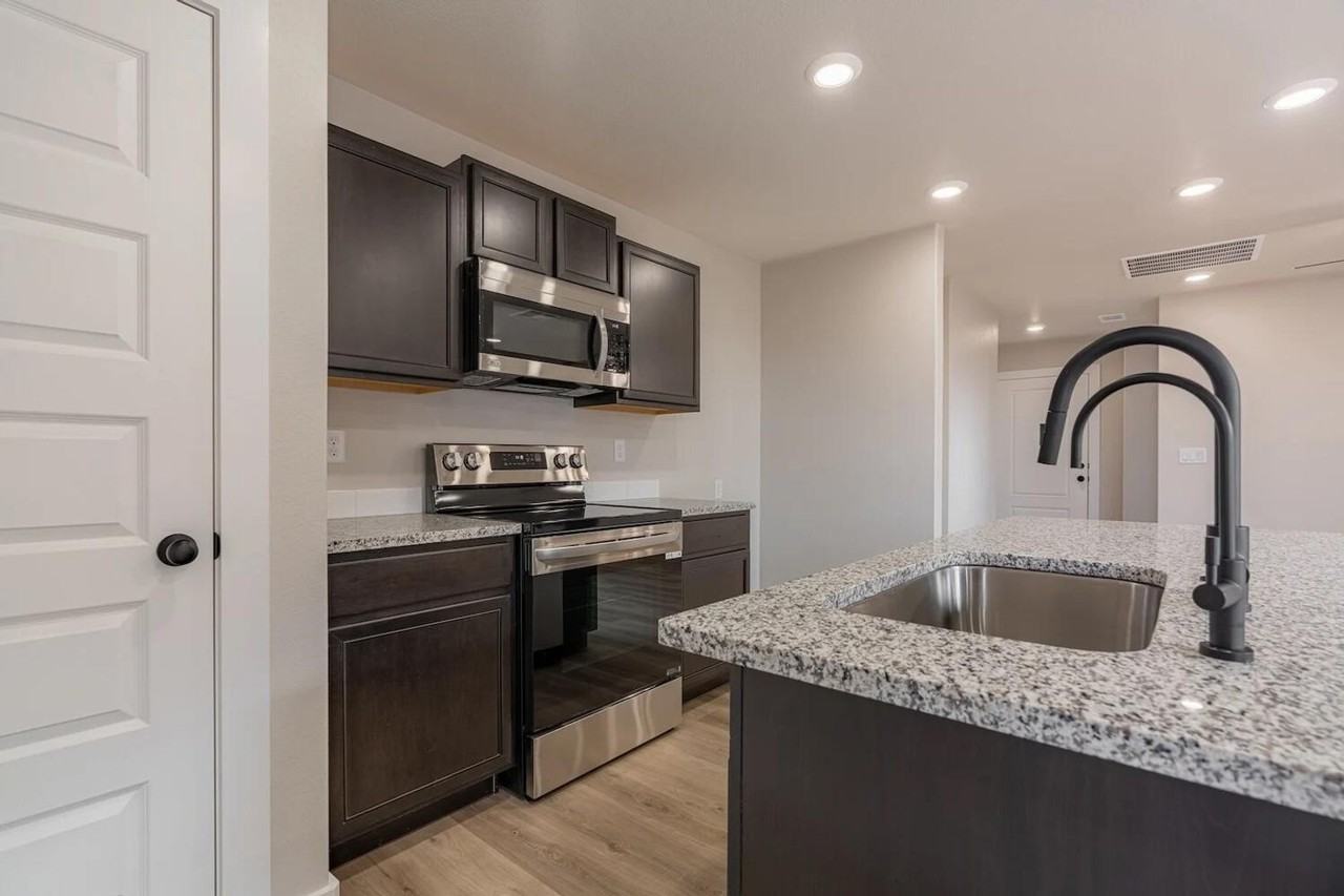 7221 37th St - Photo 5 of 10