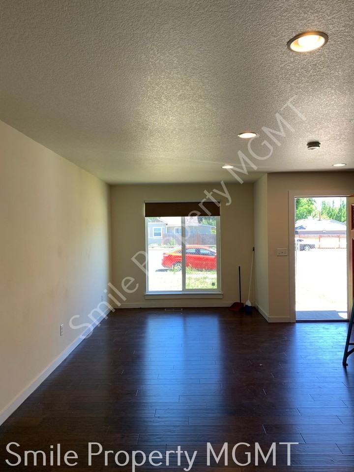 3223 Se 122nd Ave #AB - Photo 2 of 19