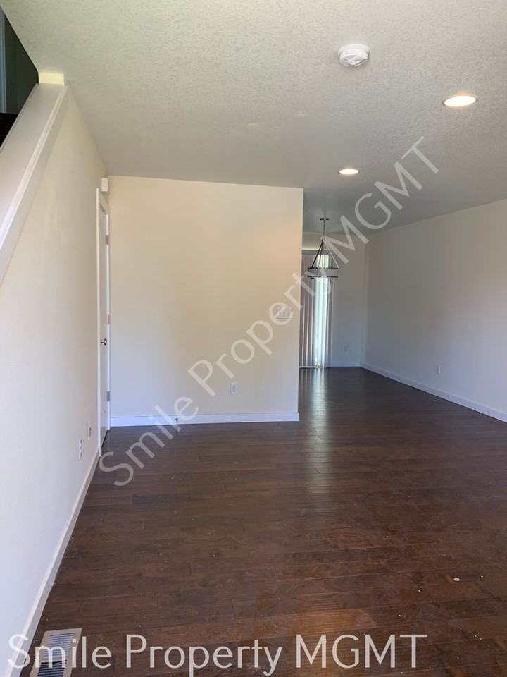 3223 Se 122nd Ave #AB - Photo 3 of 19