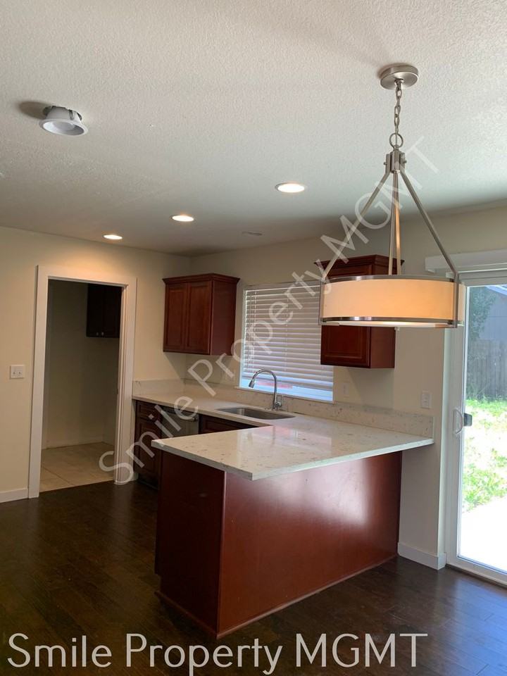 3223 Se 122nd Ave #AB - Photo 4 of 19