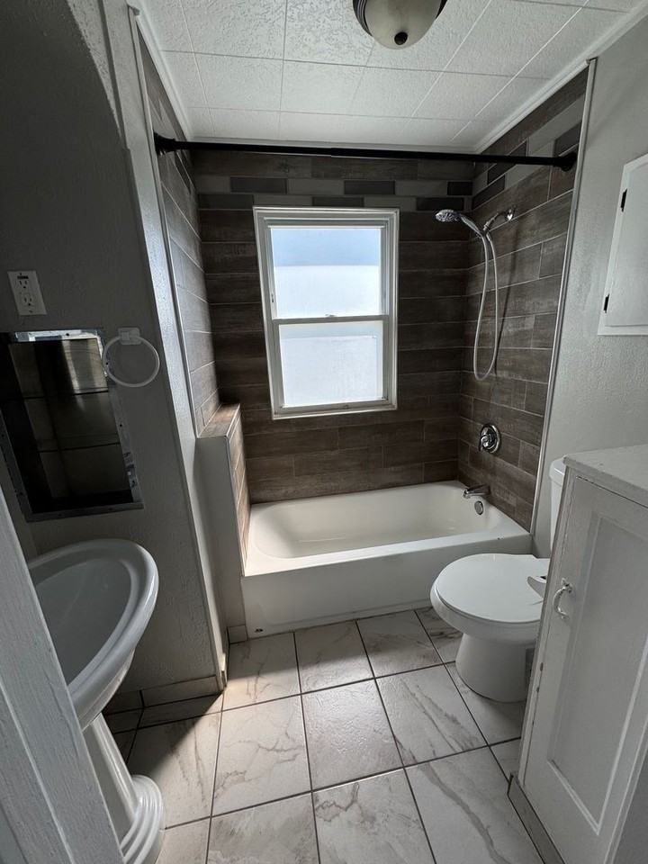 1401 N Court St - Photo 4 of 8