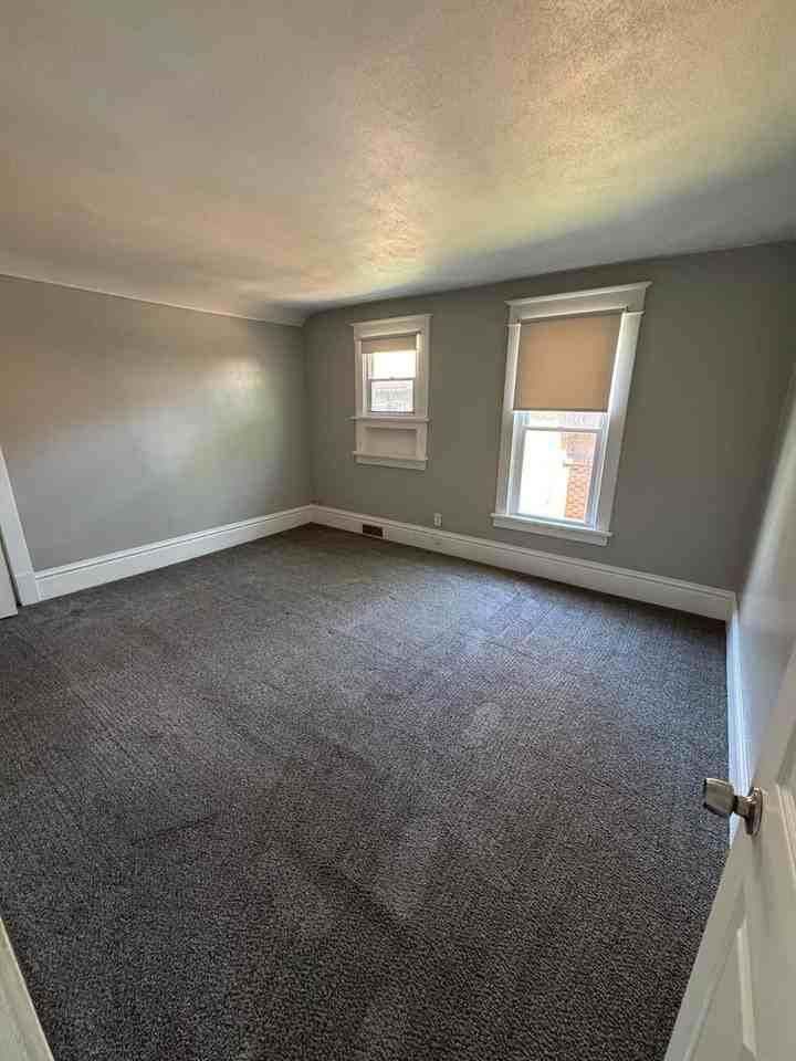 1401 N Court St - Photo 6 of 8