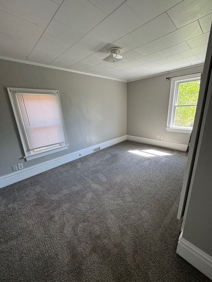 1401 N Court St - Photo 7 of 8