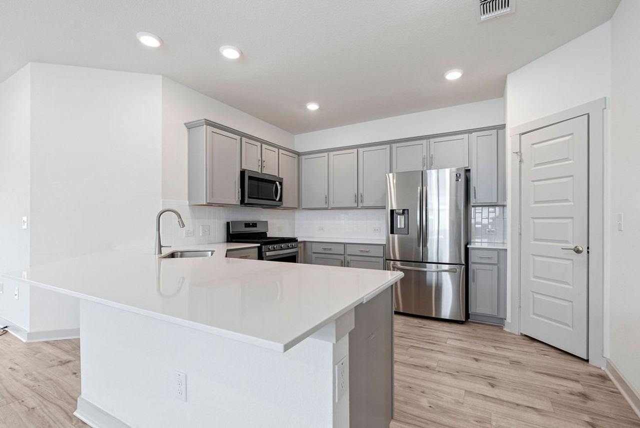 10805 Fulton Ave - Photo 5 of 47