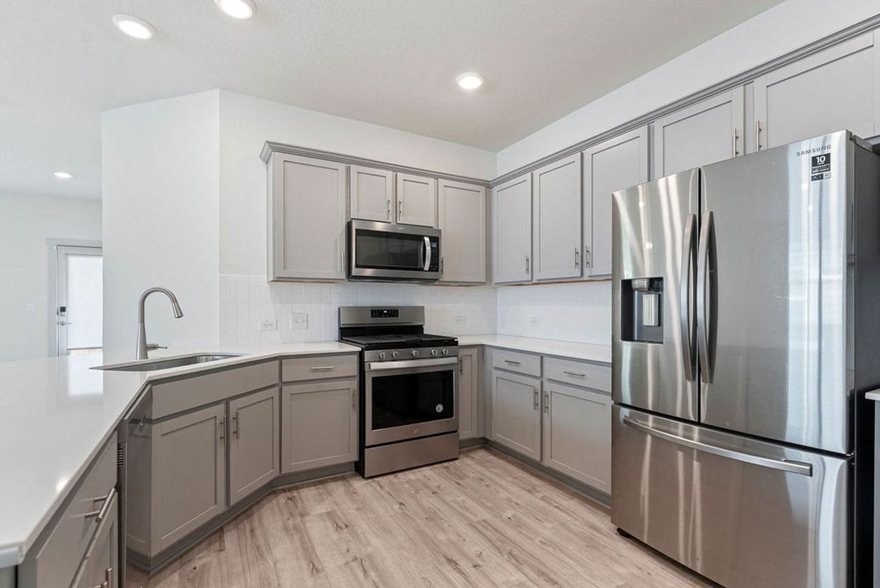 10805 Fulton Ave - Photo 6 of 47