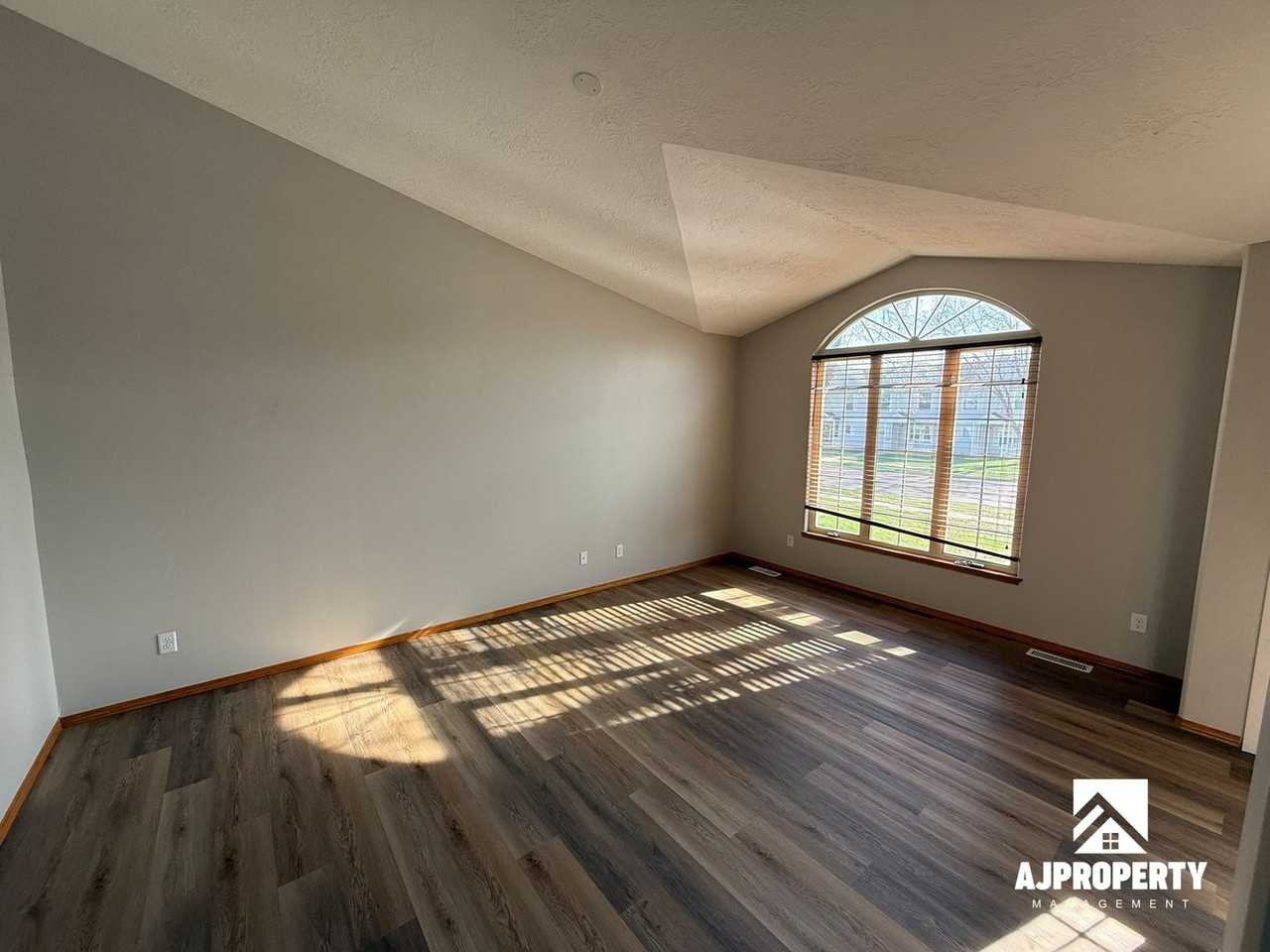 911 S Colleen Ln - Photo 4 of 23