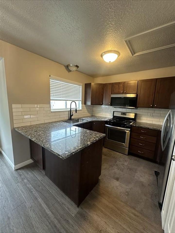 1135 E Meadow Way Dr - Photo 2 of 29