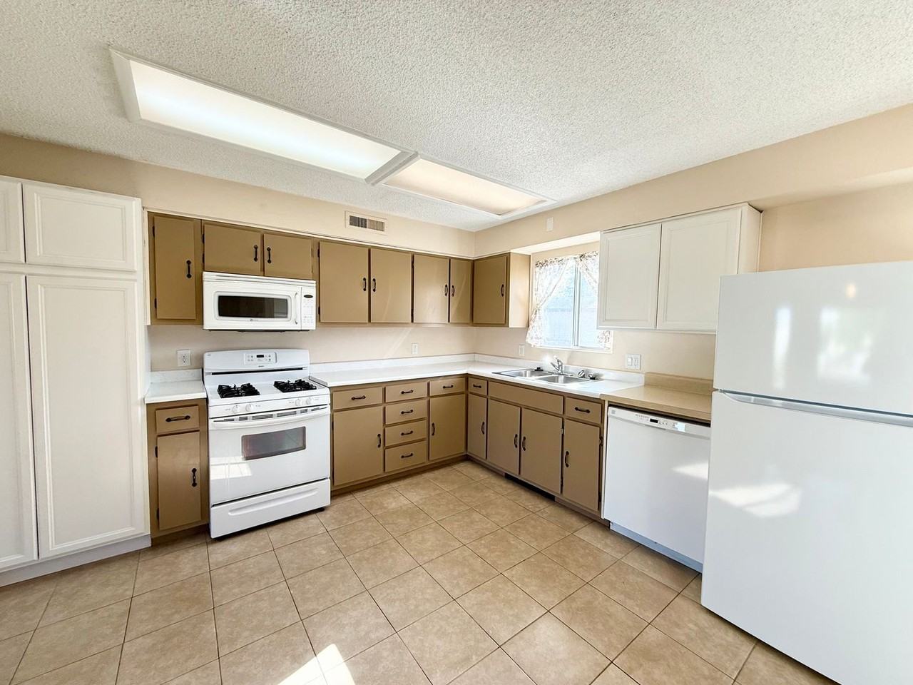 8411 E Sommer Dr - Photo 5 of 18