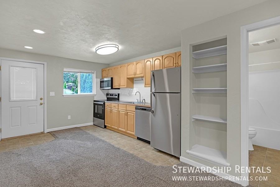 1431 1/2 W Broadway - Photo 5 of 14