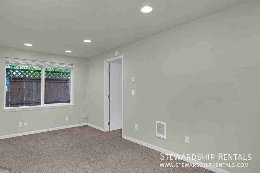 1431 1/2 W Broadway - Photo 6 of 14