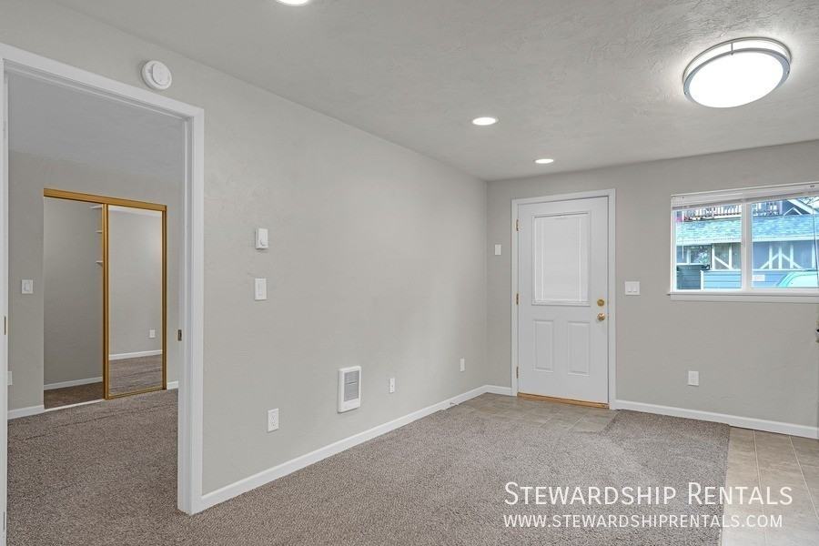 1431 1/2 W Broadway - Photo 7 of 14