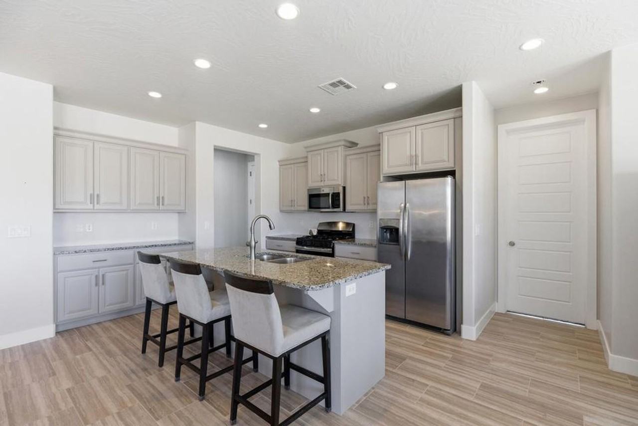 701 N Millcreek Springs Dr - Photo 2 of 39