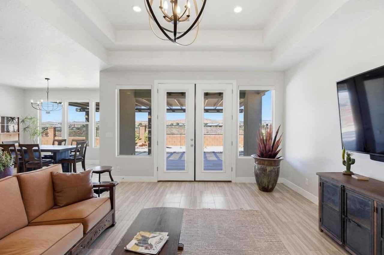 701 N Millcreek Springs Dr - Photo 3 of 39