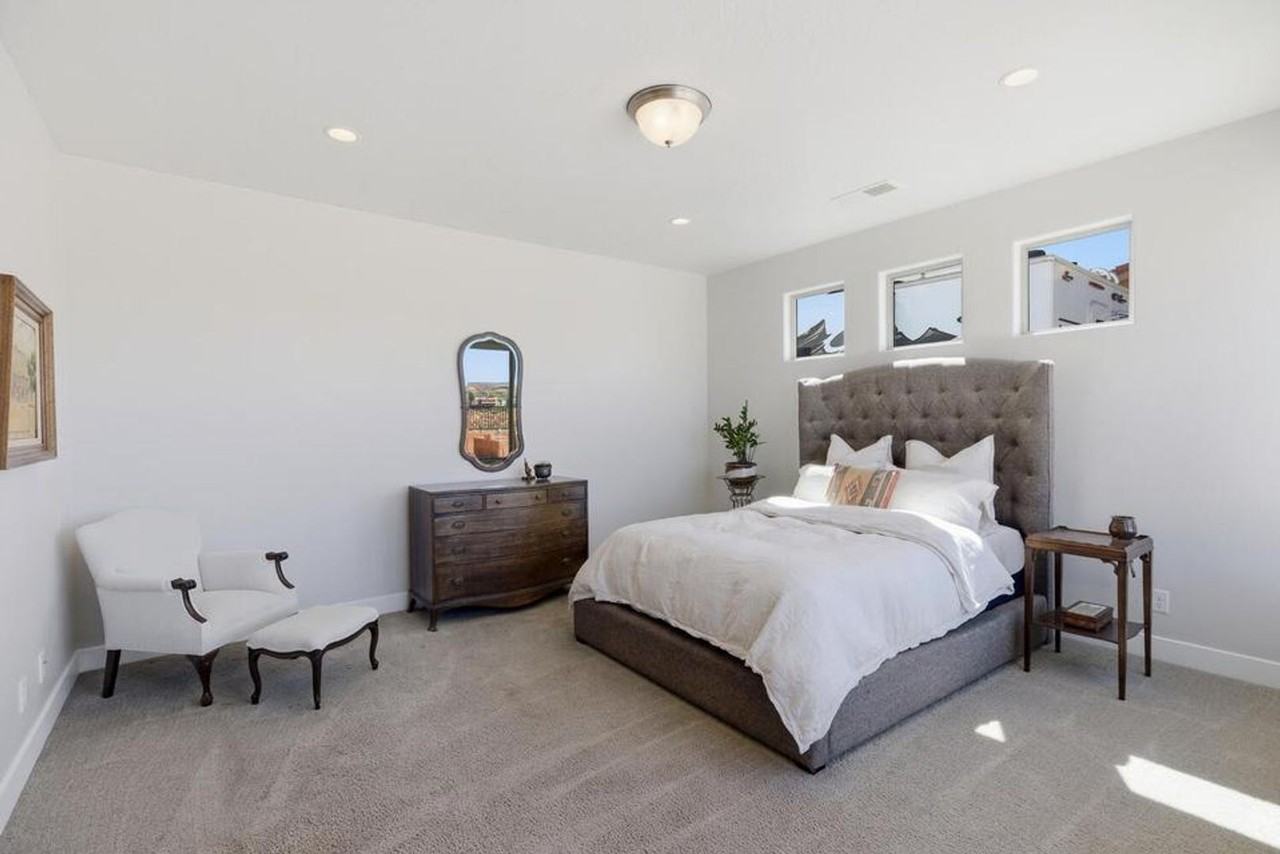 701 N Millcreek Springs Dr - Photo 4 of 39