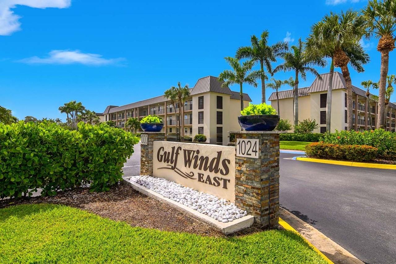 1022 Manatee Rd - Photo 2 of 50