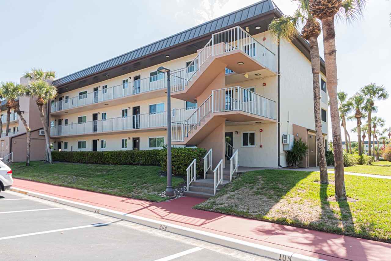 1022 Manatee Rd - Photo 3 of 50