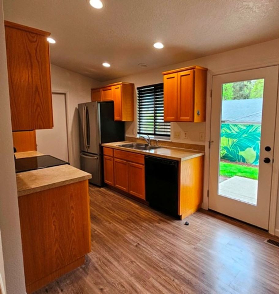 885 Creek Ct Nw - Photo 3 of 21