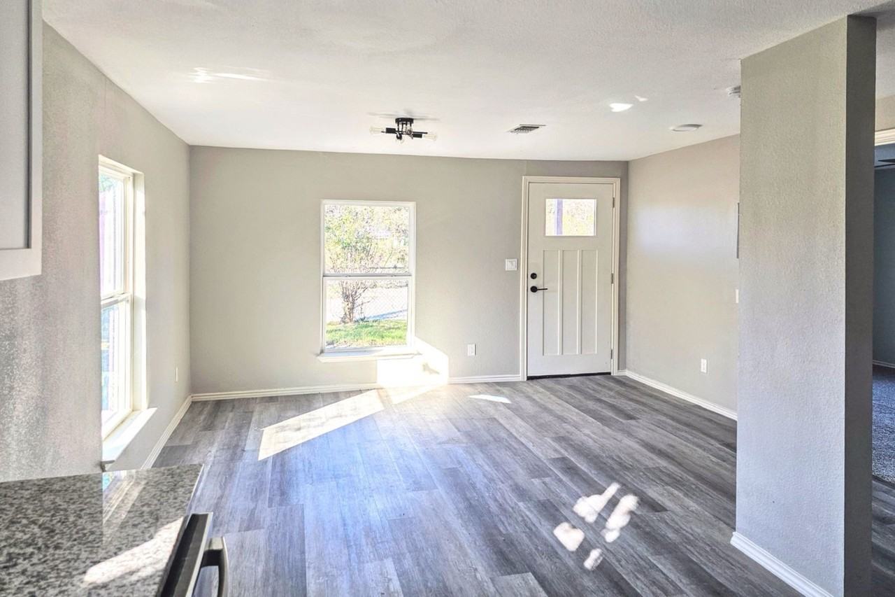 1360 Essex St - Photo 3 of 17