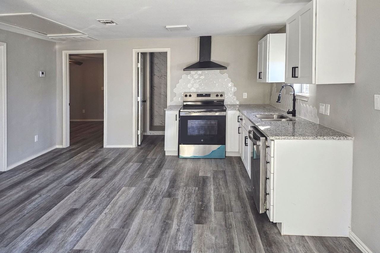 1360 Essex St - Photo 4 of 17