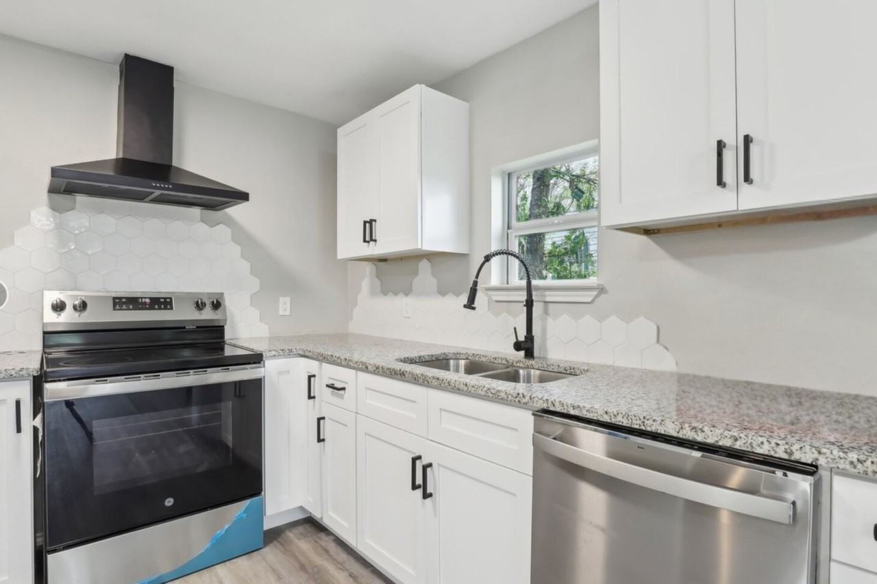 1360 Essex St - Photo 5 of 17