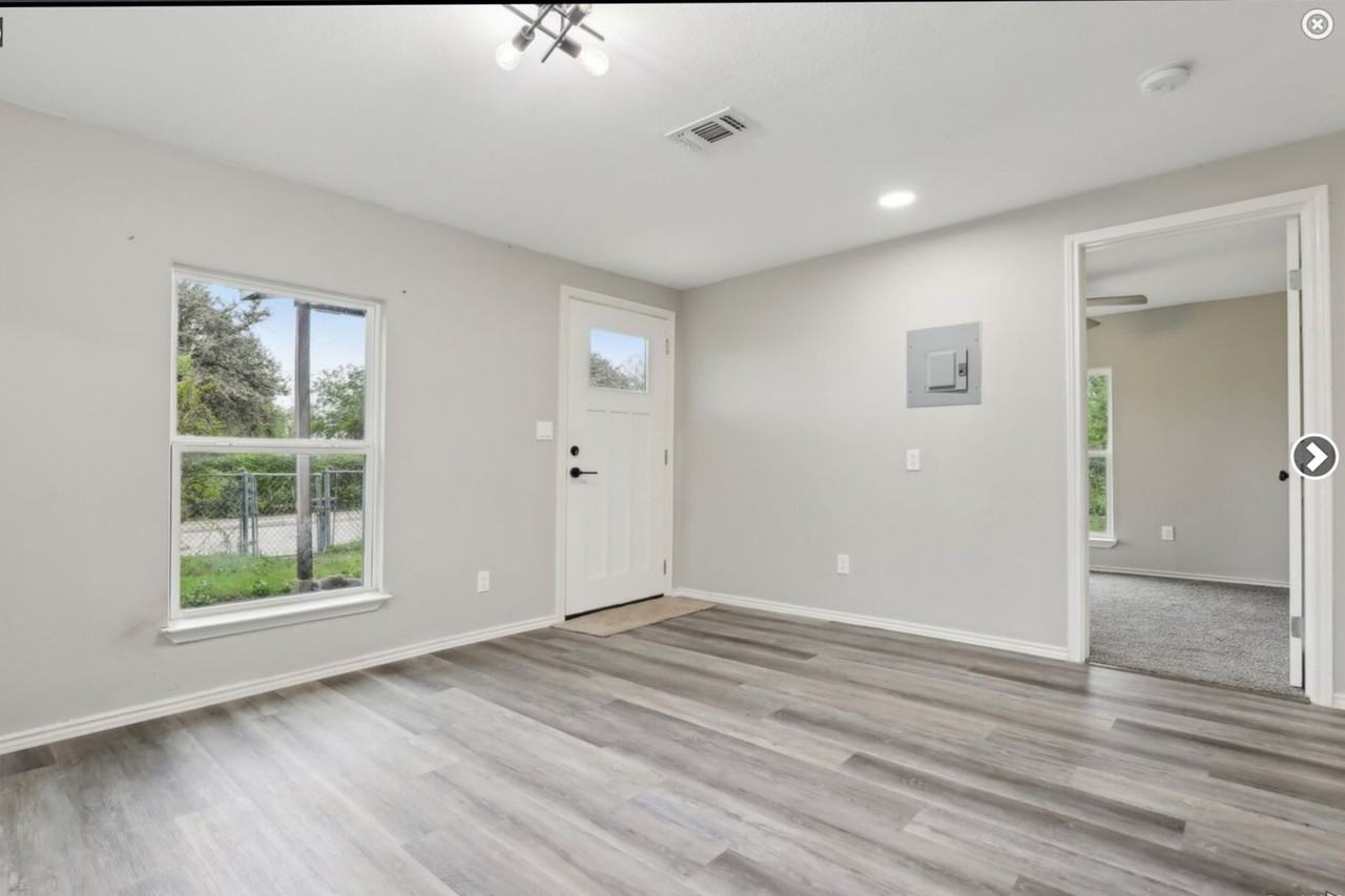 1360 Essex St - Photo 6 of 17
