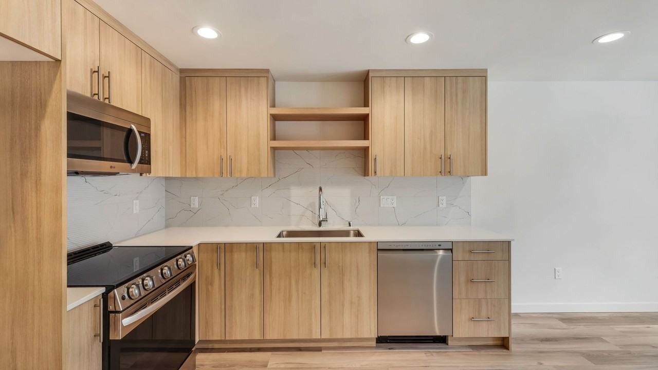 2822 S Walden St - Photo 4 of 21