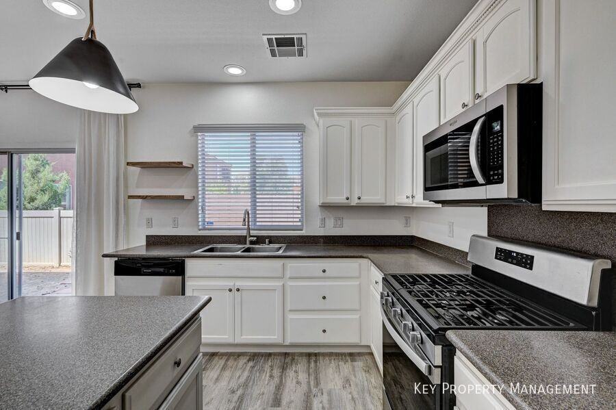 9072 Burning Sun Ave - Photo 4 of 25