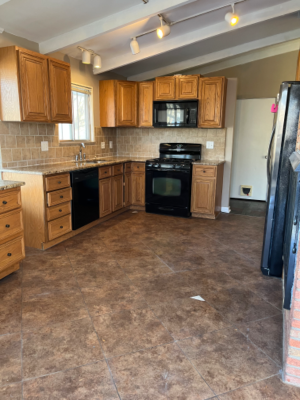 930 Sherwood St - Photo 7 of 46