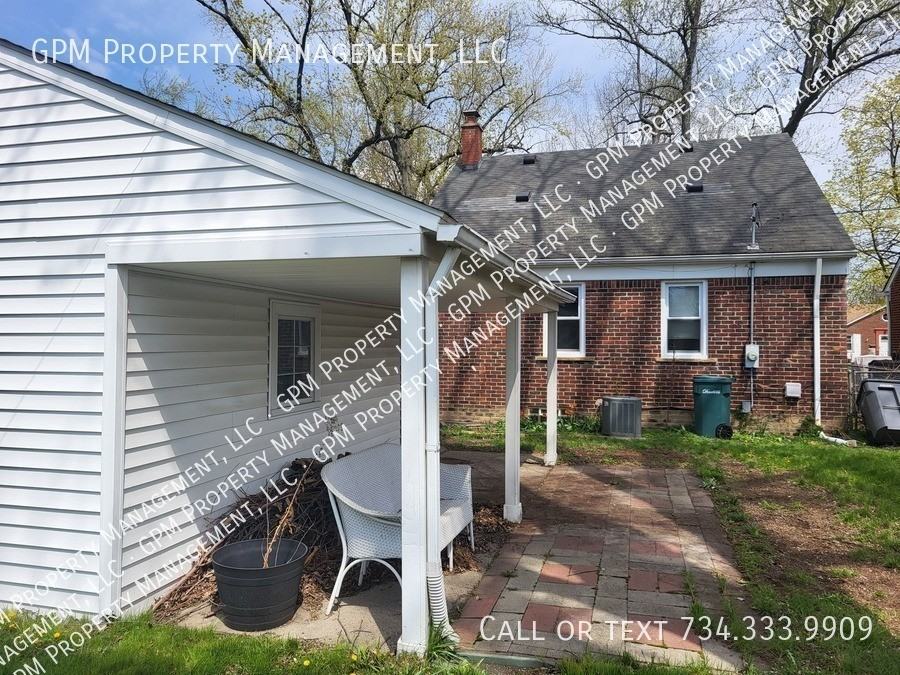 22155 Nowlin St - Photo 4 of 19