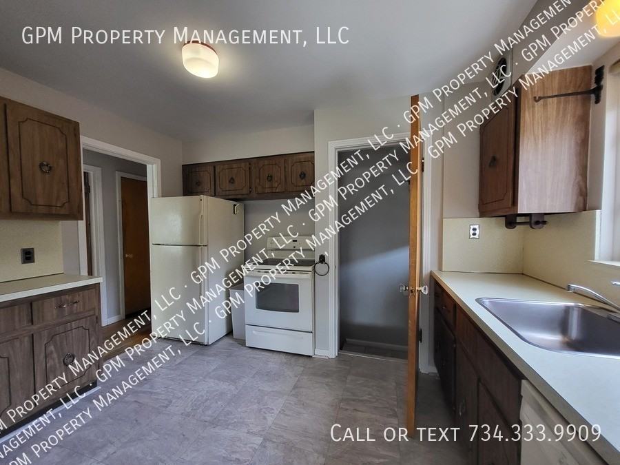 22155 Nowlin St - Photo 7 of 19