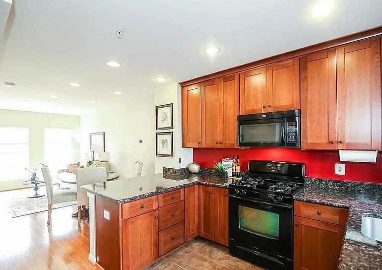 907 4th St Se - Photo 3 of 14