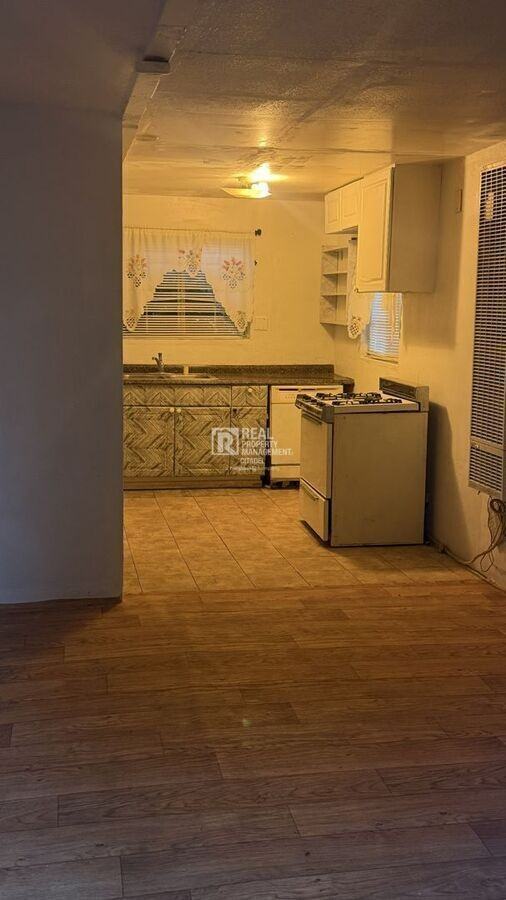 170 E Claremont St - Photo 5 of 12