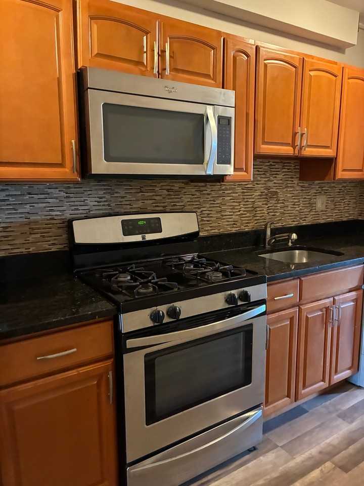 1625 E St Ne #4 - Photo 2 of 16