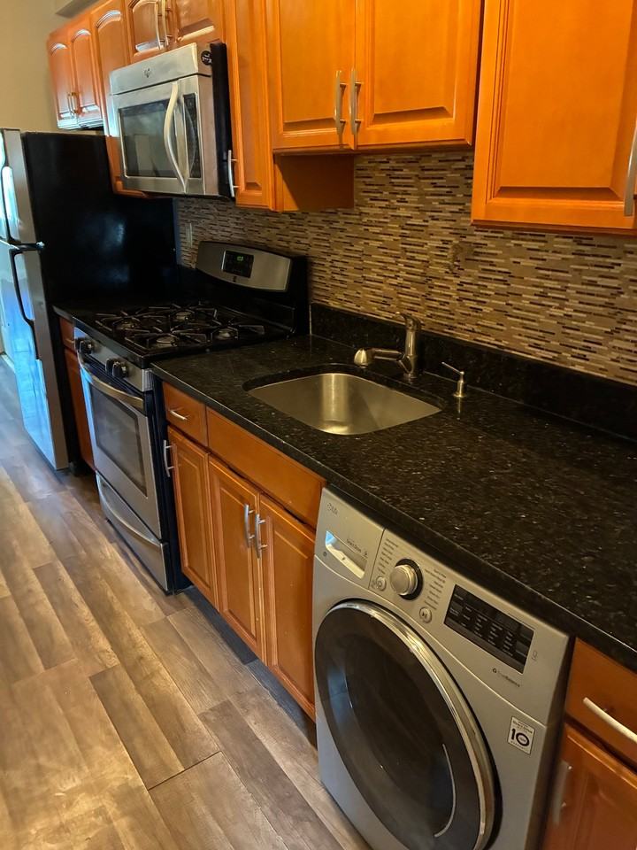 1625 E St Ne #4 - Photo 3 of 16