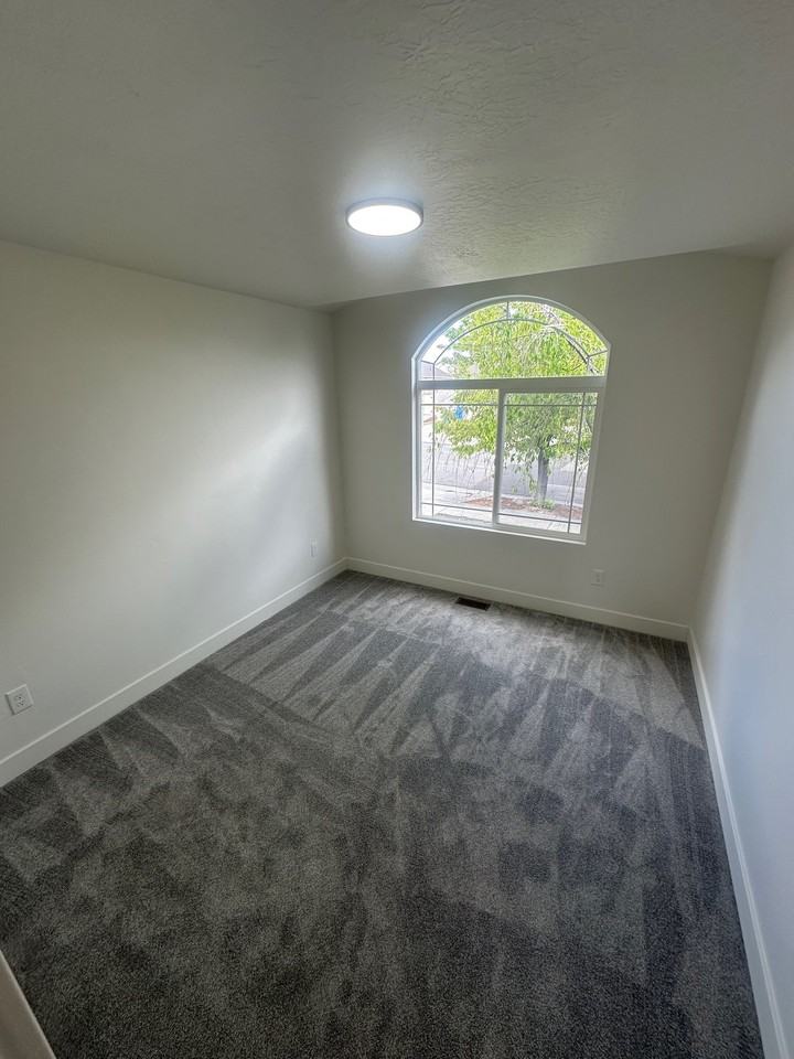 4433 W Mankato St - Photo 4 of 17