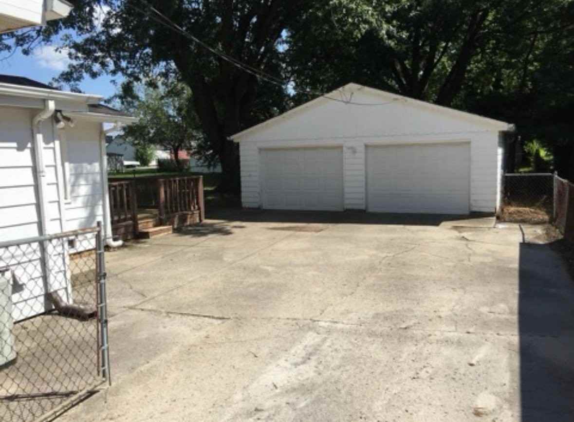 2409 E 9th St - Photo 2 of 10