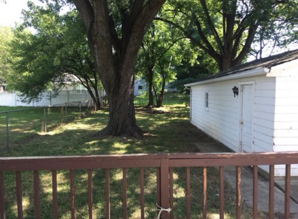 2409 E 9th St - Photo 3 of 10